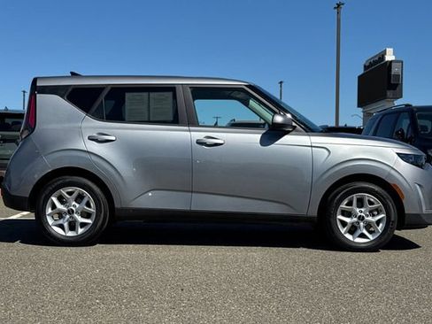 Certified 2025 Kia Soul LX w/ LX Technology Package FWD image 3
