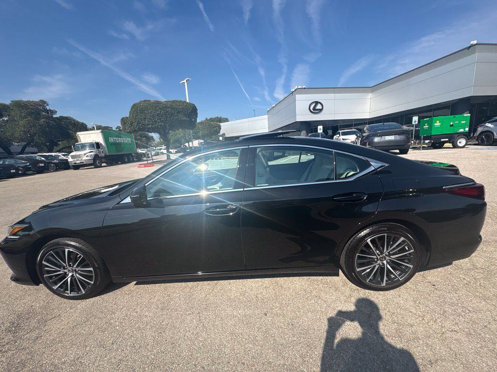 Used 2025 Lexus ES 350 w/ Premium Package FWD image 2