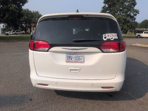 Used 2021 Chrysler Voyager L FWD image 7