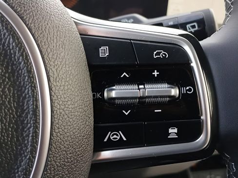 Used 2025 Kia Sorento S image 21