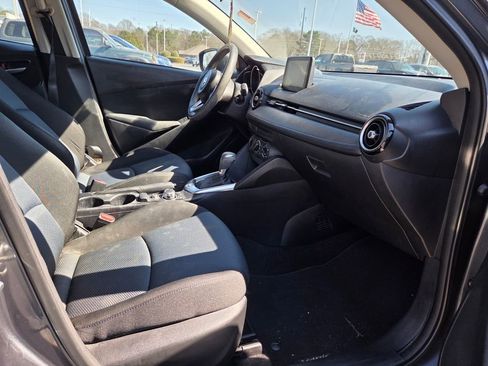 Used 2019 Toyota Yaris LE image 10