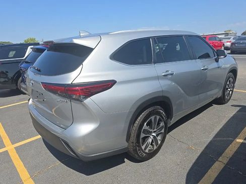 Used 2023 Toyota Highlander XLE FWD image 4