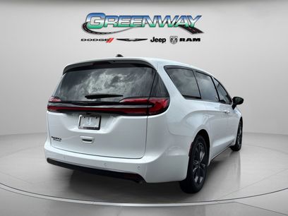New 2026 Chrysler Pacifica Select