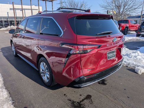 Used 2022 Toyota Sienna Limited image 5