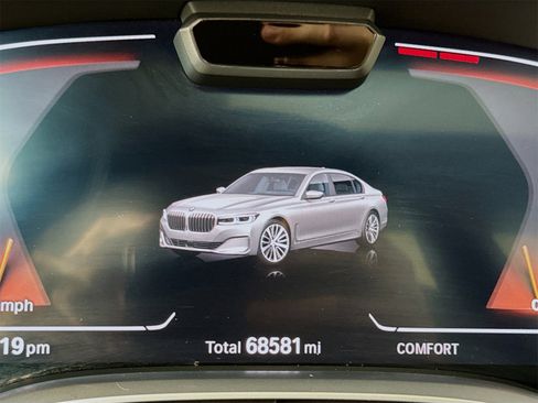 Used 2021 BMW 750i xDrive w/ Executive Package image 12