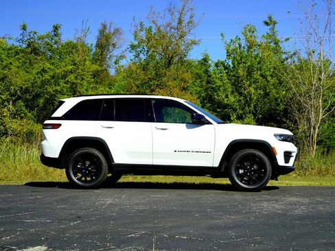 New 2025 Jeep Grand Cherokee Altitude image 5