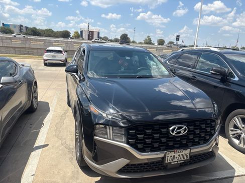 Used 2021 Hyundai Santa Fe SE FWD image 2