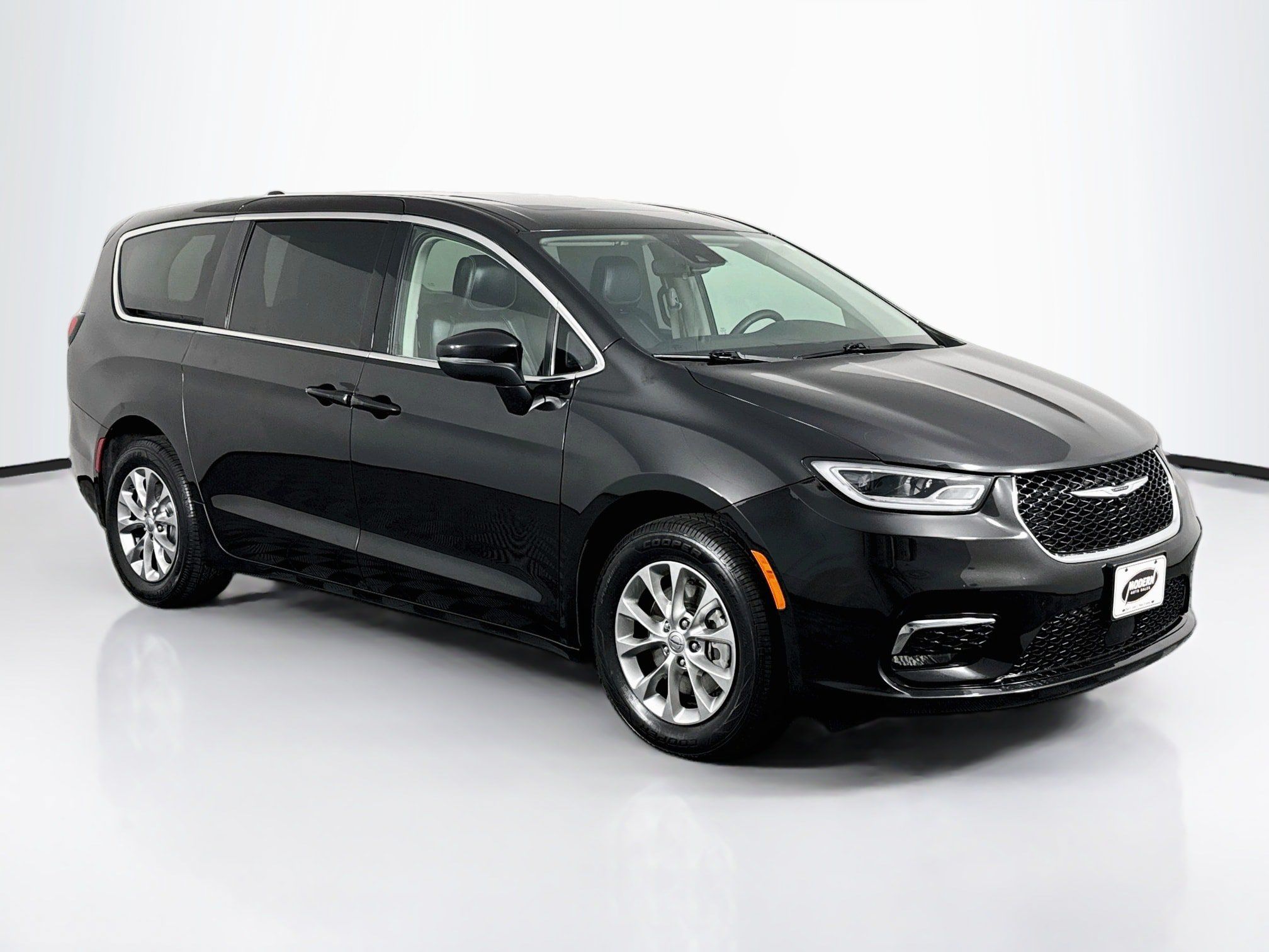 Used 2023 Chrysler Pacifica Touring-L AWD/4WD image 2