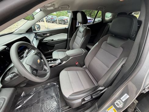 Used 2025 Chevrolet Trax LT FWD image 35