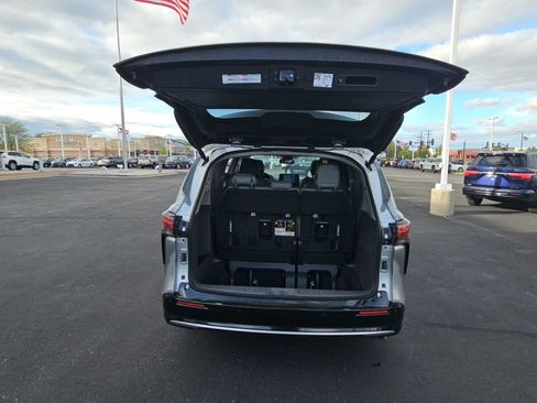 Certified 2023 Toyota Sienna Limited FWD image 27