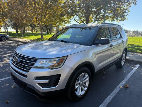 Used 2017 Ford Explorer FWD image 1