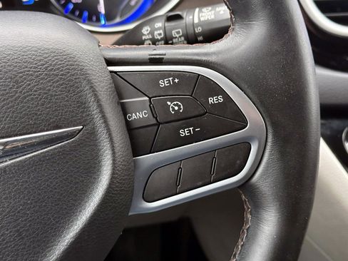 Used 2017 Chrysler Pacifica Touring-L image 18