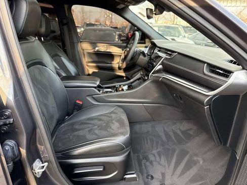 Used 2023 Jeep Grand Cherokee L Laredo image 10