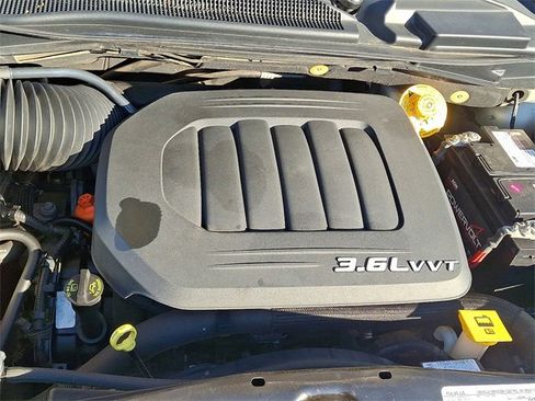 Used 2015 Chrysler Town & Country Touring image 26