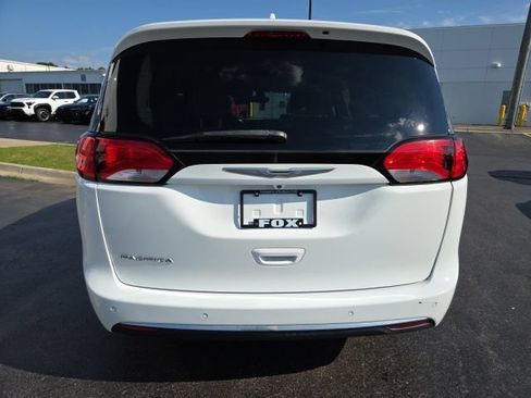 Used 2017 Chrysler Pacifica Touring-L FWD image 6