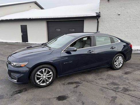 Used 2017 Chevrolet Malibu LT image 2