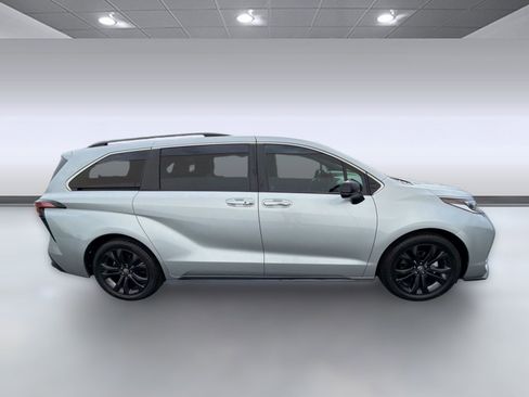 Used 2022 Toyota Sienna XSE FWD image 8
