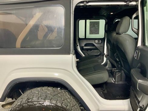 Used 2018 Jeep Wrangler Unlimited Sahara AWD/4WD image 32