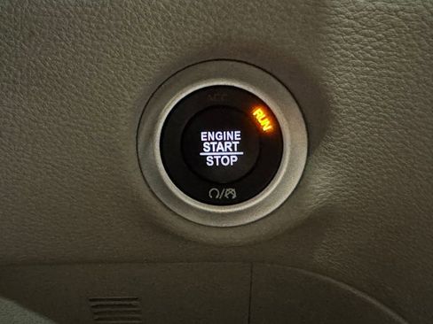 Used 2024 Chrysler Pacifica Limited FWD image 47