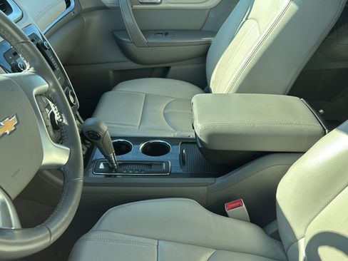 Used 2017 Chevrolet Traverse LT FWD image 2