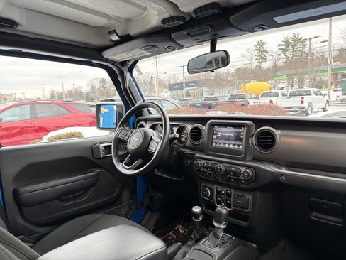 Used 2023 Jeep Gladiator Willys image 16
