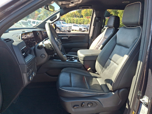 Used 2025 Chevrolet Suburban Premier AWD/4WD image 2