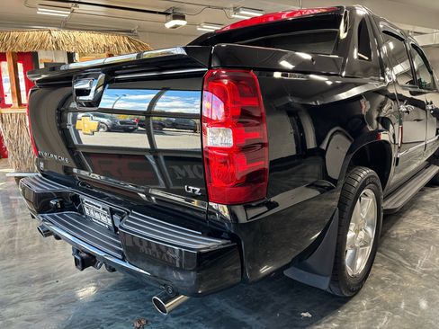 Used 2013 Chevrolet Avalanche LTZ image 11