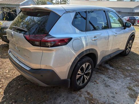 Used 2022 Nissan Rogue SV image 2