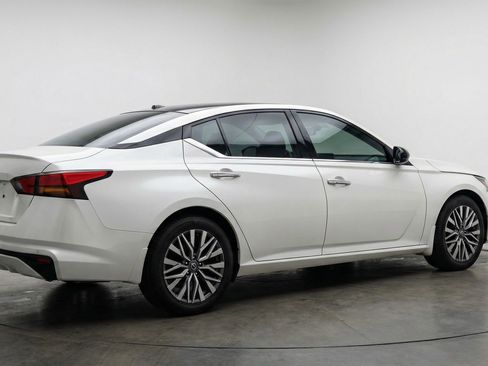 Used 2025 Nissan Altima 2.5 SV image 9