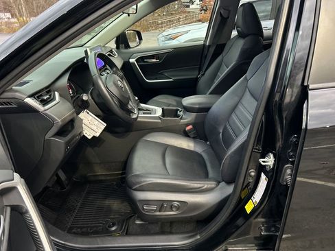 Used 2023 Toyota RAV4 XLE Premium image 17