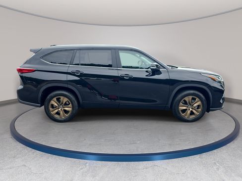 Used 2023 Toyota Highlander Bronze Edition FWD image 4