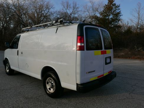 Used 2018 Chevrolet Express 2500 w/ Driver Convenience Package image 8