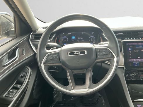 Used 2023 Jeep Grand Cherokee Limited image 12
