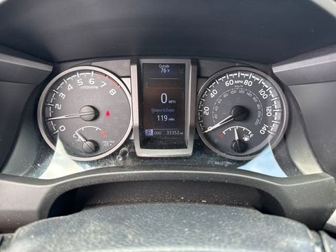 Used 2018 Toyota Tacoma TRD Sport AWD/4WD image 21