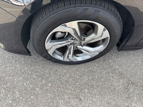 Certified 2018 Honda Accord EX image 9