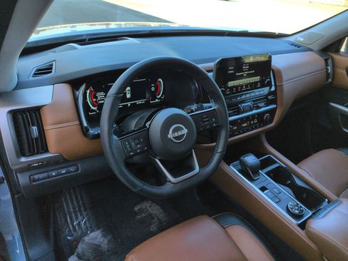 Used 2024 Nissan Pathfinder Platinum image 10