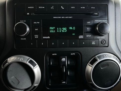 Used 2016 Jeep Wrangler Unlimited Rubicon w/ Connectivity Group image 33