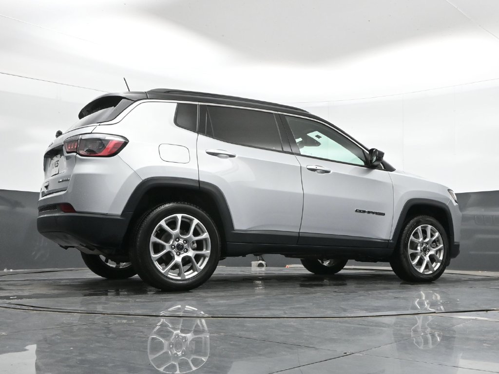 Used 2025 Jeep Compass Limited AWD/4WD image 41