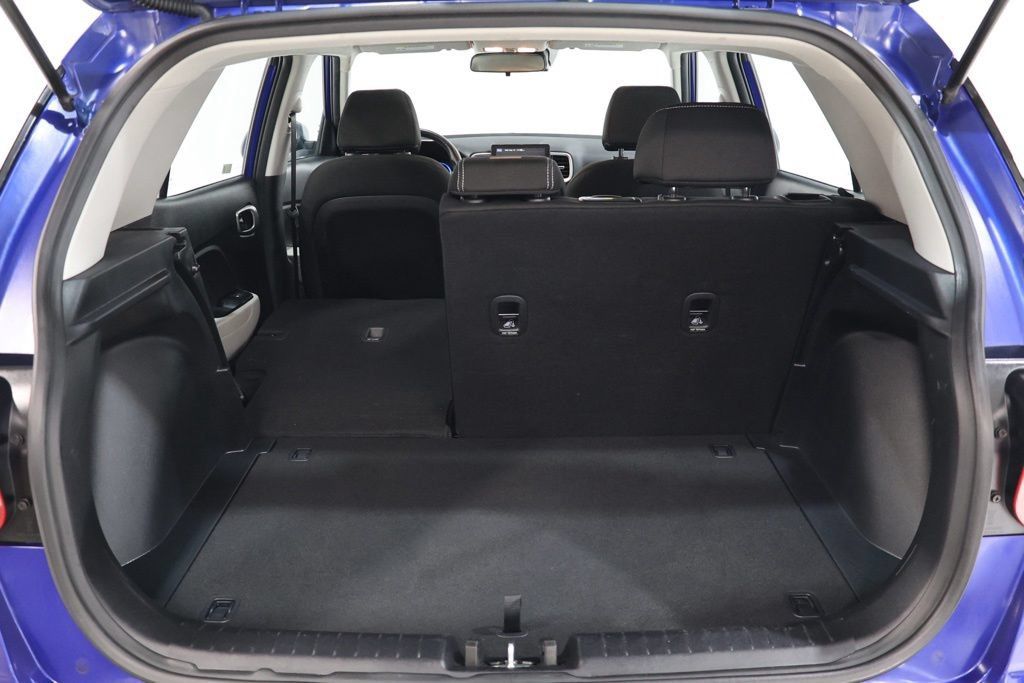 Used 2025 Hyundai Venue SEL FWD image 31