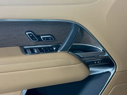 Used 2025 Land Rover Range Rover Long Wheelbase SE AWD/4WD image 20