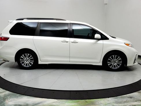 Used 2018 Toyota Sienna XLE image 4