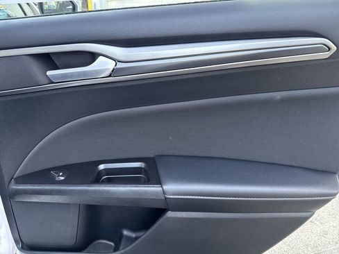 Used 2017 Ford Fusion SE w/ Equipment Group 201A image 16