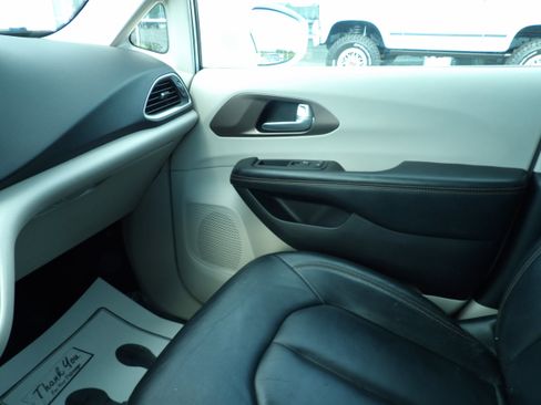 Used 2017 Chrysler Pacifica Touring-L FWD image 17