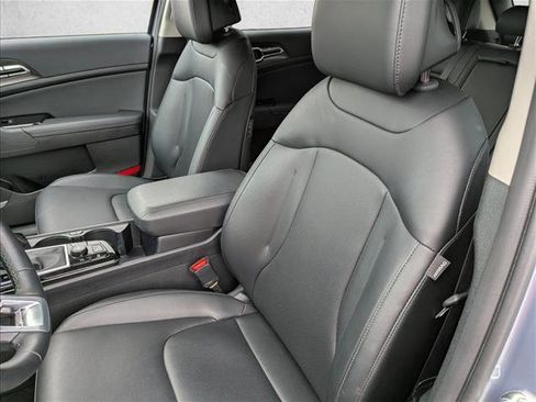 Used 2025 Kia Sportage EX image 22
