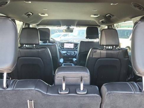 Used 2025 Chrysler Pacifica Select FWD image 12