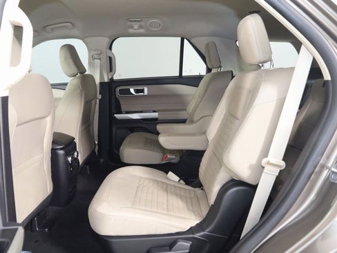 Used 2021 Ford Explorer XLT image 46
