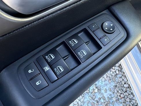 Used 2026 Chrysler Pacifica Select image 22