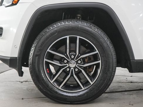 Used 2018 Jeep Grand Cherokee Trailhawk w/ Trailhawk Luxury Group AWD/4WD image 29