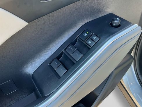 Used 2021 Toyota Highlander XLE image 23