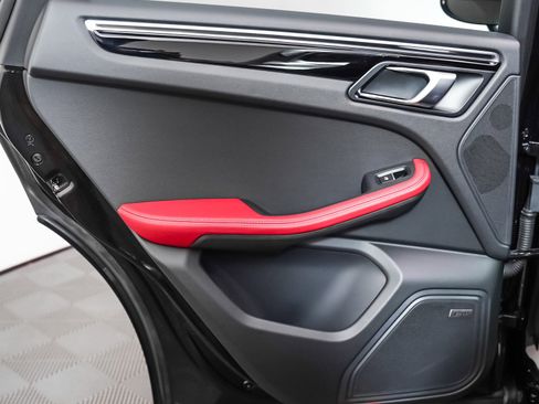 Certified 2025 Porsche Macan image 26
